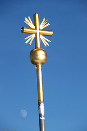 renoviert und frisch vergoldet: das Gipfelkreuz (Foto: MartiN Schmitz)
